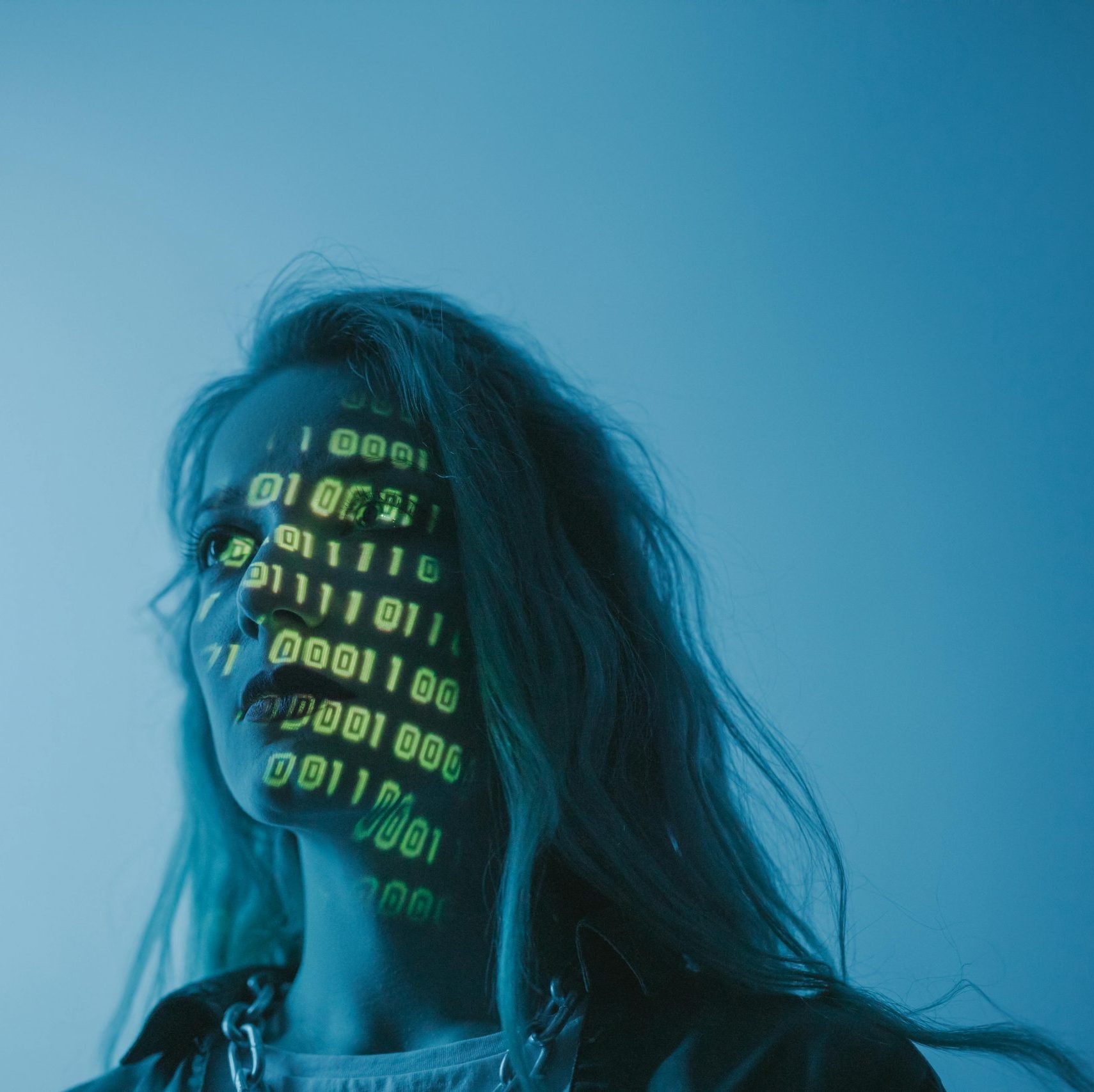 Eine Frau mit Daten auf dem Gesicht